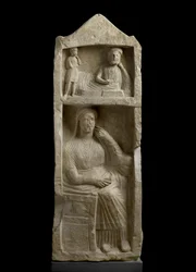Stela z wapienia, płaskorzeźba brodatego bankiera z chłopcem i siedzącą kobietą, ok. 325-30 pne (wapień)